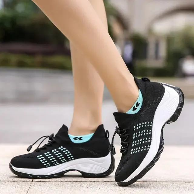 Gorgeous flat platform sneakers with breathable mesh and laces for women.